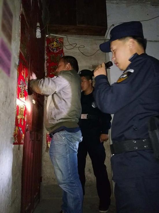 思南县粗心妈妈误将幼女锁家中 